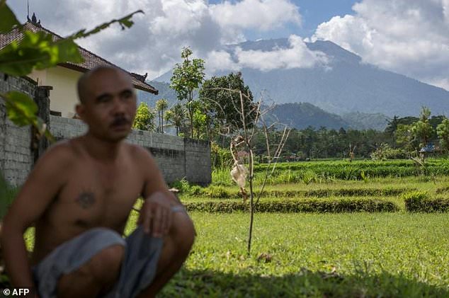 Pengungsi Gunung Agung di Luar Zona Bahaya Diminta Pulang